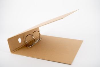 Ein Ordner liegt aufgeklappt auf der Rückseite.