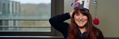 Linda Muskat im Porträt Auf dem Kopf trägt sie den gebastelten Doktorhut