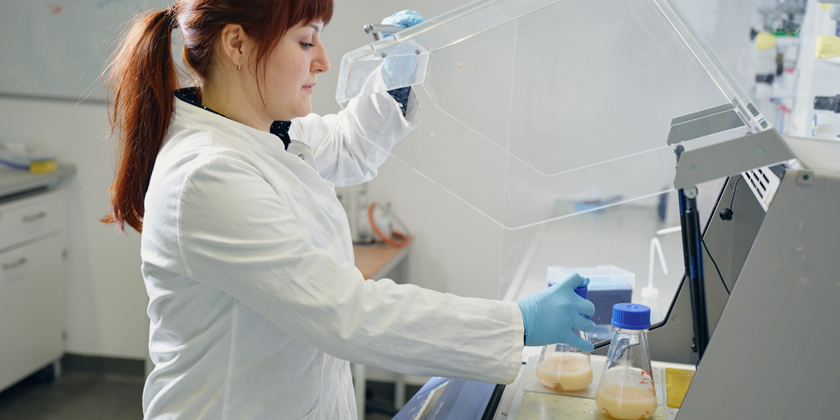 Linda Muskat forscht im Labor