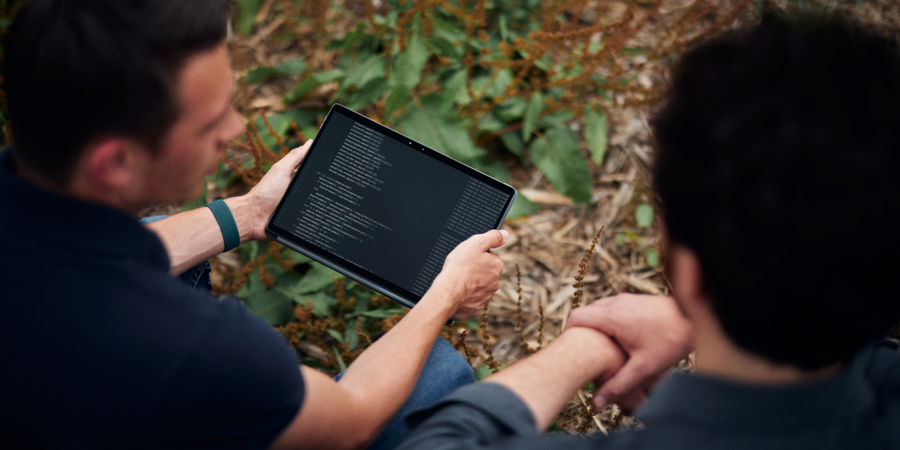 Eine Person hält ein Tablet in der Hand
