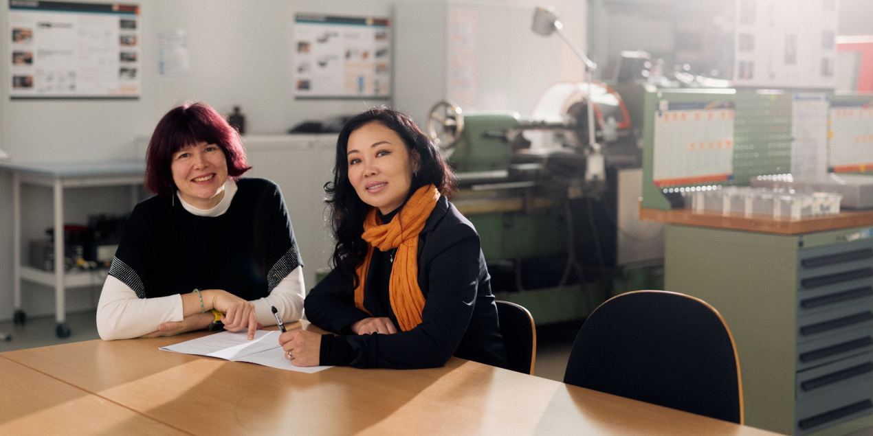 zwei Personen sitzen an einem Tisch