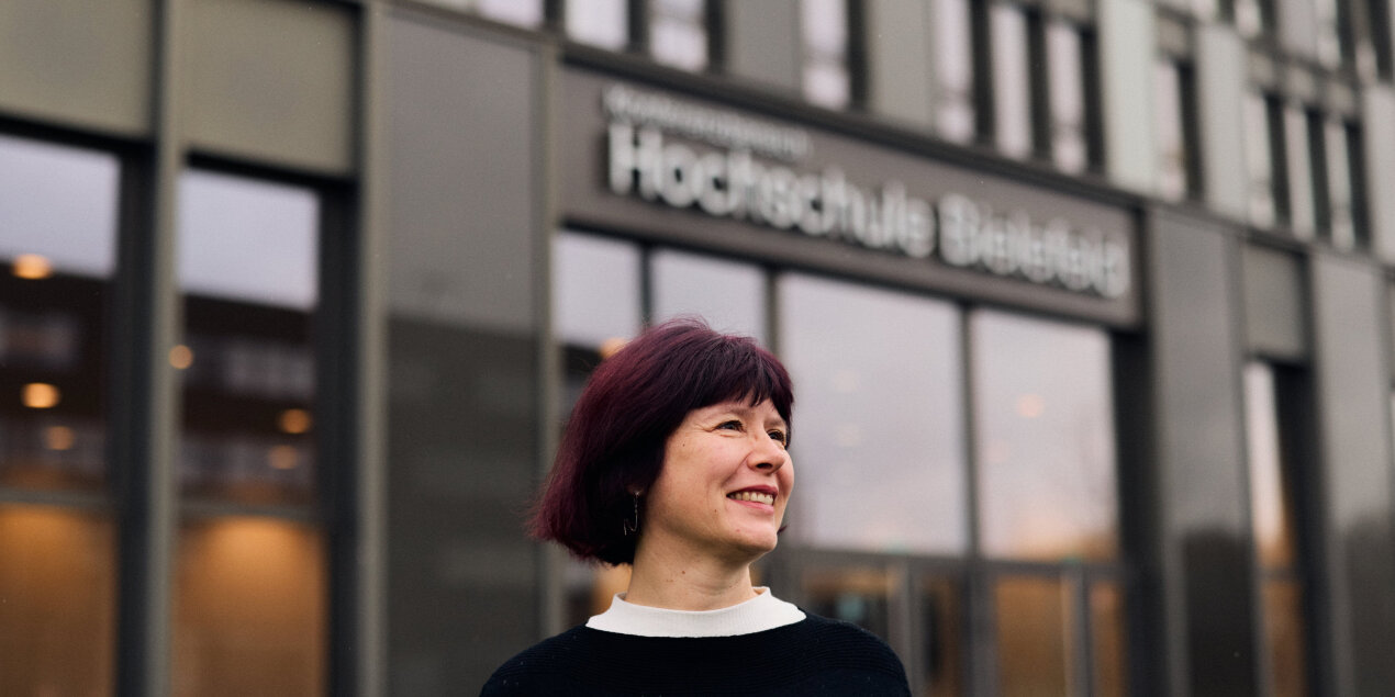 Porträt Olena Prykhodko vor dem Eingang der HSBI