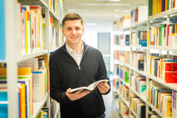 Adem Cirakoglu in der Bibliothek des HSBI-Hauptgebäudes