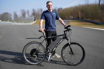 Foto: Rene Rasche steht mit seinem Fahrrad auf der Rennstrecke