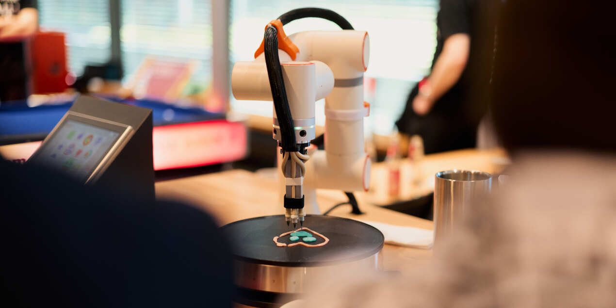 Foto: Der Pancake Roboter malt mit Teig ein Bild
