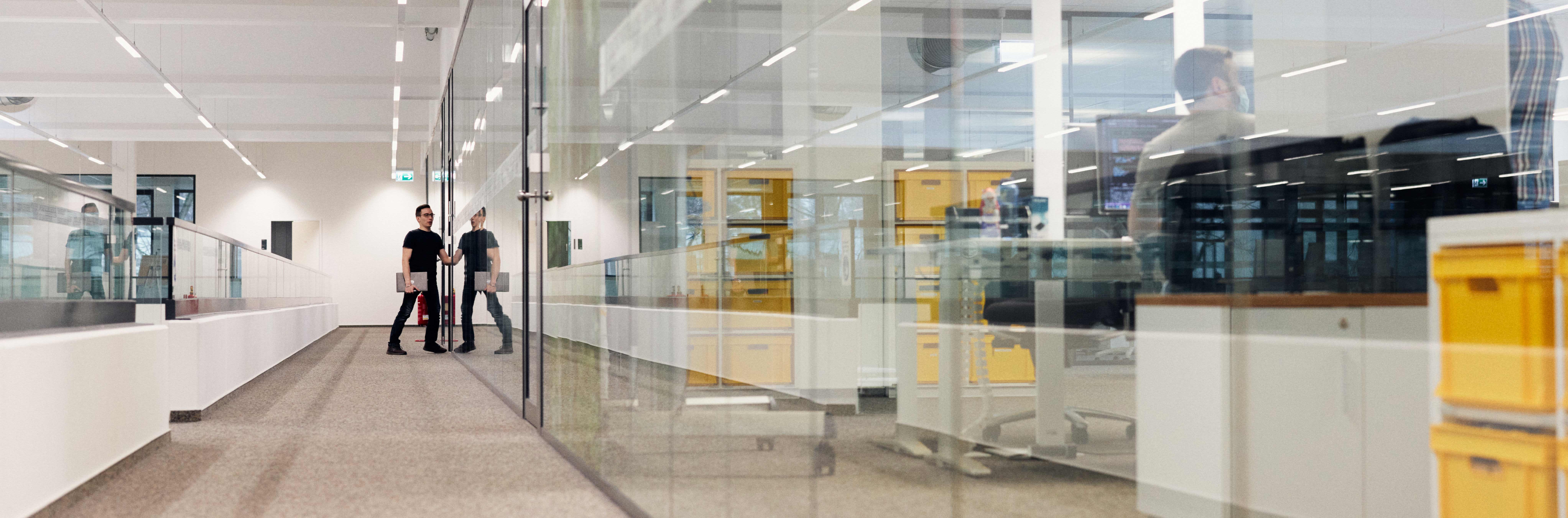 Michael Epp im Harting Qualitäts- und Technologiecenter