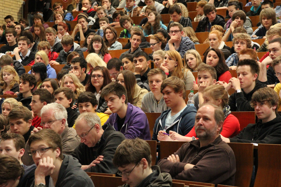 Der Hörsaal ist bis auf den letzten Platz mit Schülerinnen und Schülern gefüllt.