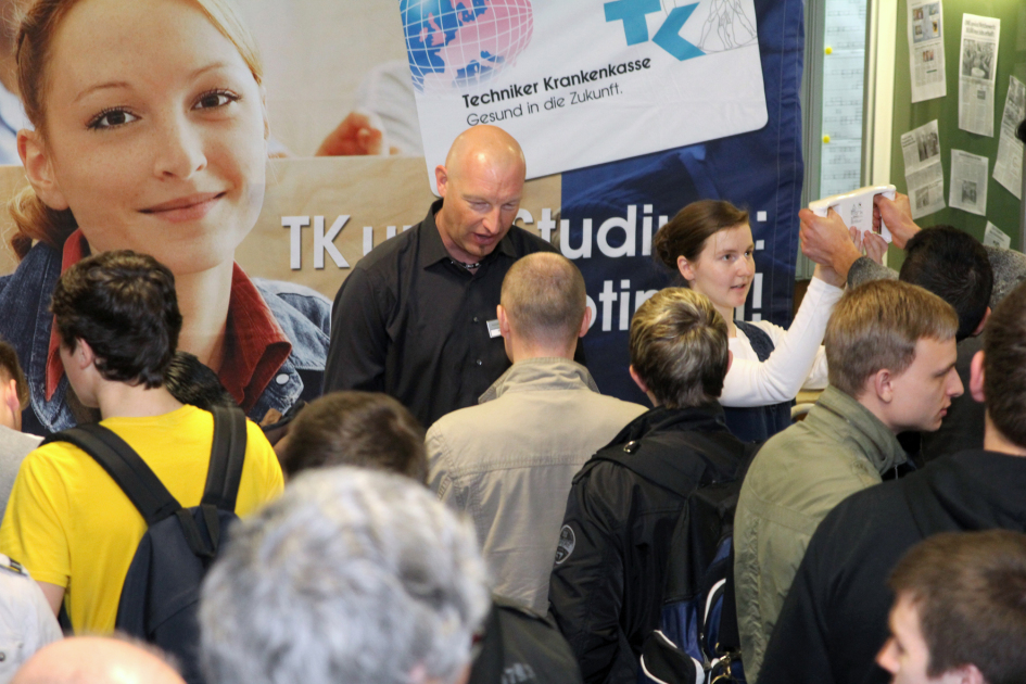 Rund zehn Schüler drängen sich um den Stand der Techniker Krankenkasse.