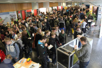 Die gesamte Vorhalle des Fachbereichs Ingenieurwissenschaften und Mathematik ist mit Schülerinnen und Schülern gefüllt.