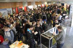 Die gesamte Vorhalle des Fachbereichs Ingenieurwissenschaften und Mathematik ist mit Schülerinnen und Schülern gefüllt.