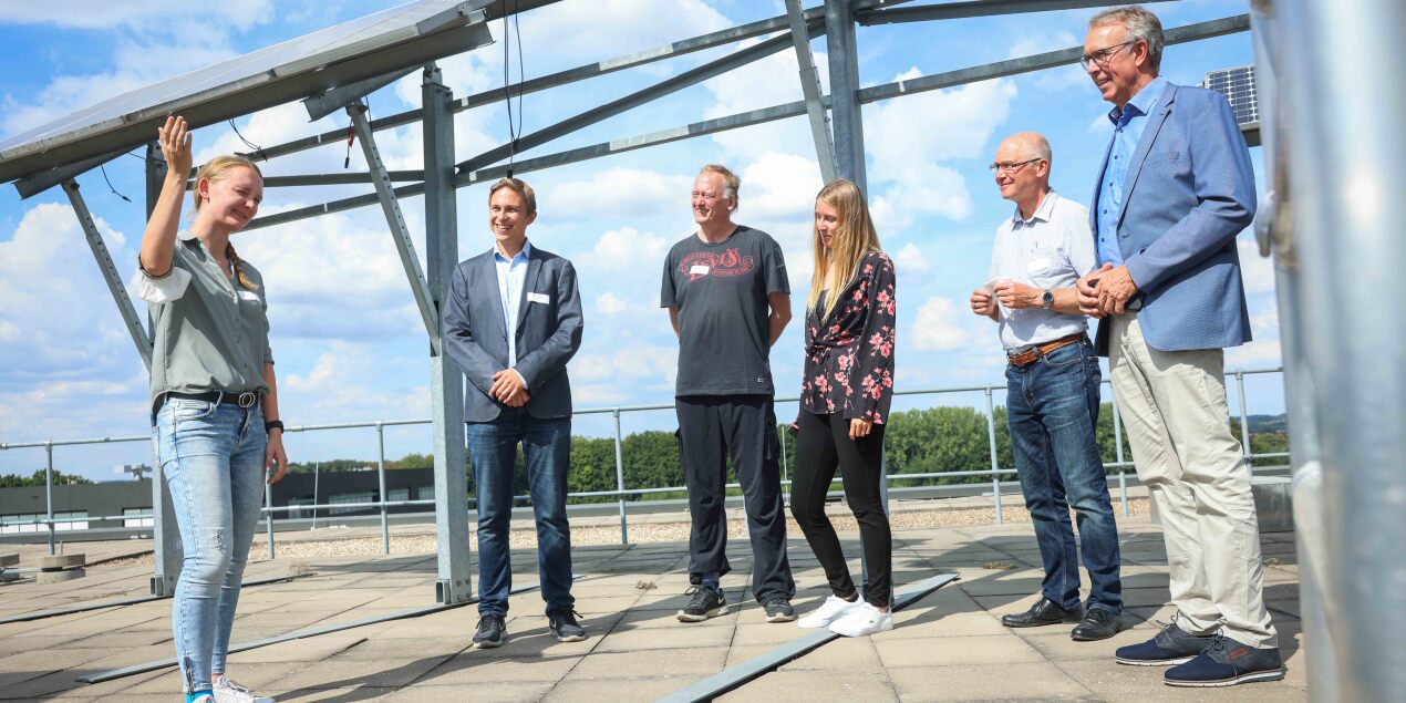 Eine Führung zwischen den Photovoltaik-Modulen der FH Bielefeld