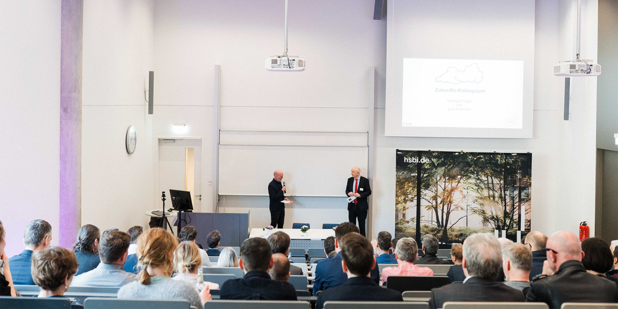 Ein voll besetzter Hörsaal von hinten, vorne steht Christoph Jaroschek