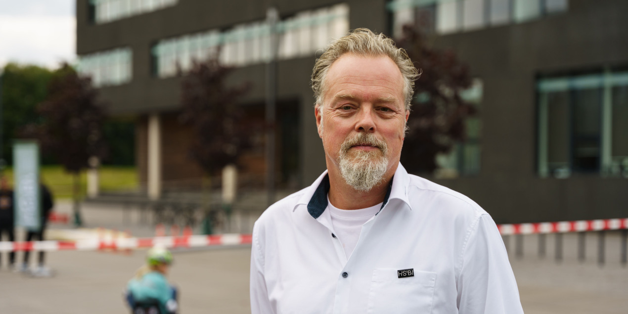 Portraitfoto von Marc-Oliver Schierenberg vor der HSBI
