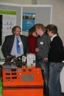 Angehörige des Fachbereichs Ingenieurwissenschaften und Mathematik präsentieren ihr Wissenschaftsfeld mit anschaulichen Versuchen.