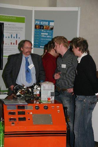 Angehörige des Fachbereichs Ingenieurwissenschaften und Mathematik präsentieren ihr Wissenschaftsfeld mit anschaulichen Versuchen.