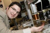 Angehörige des Fachbereichs Ingenieurwissenschaften und Mathematik präsentieren ihr Wissenschaftsfeld mit anschaulichen Versuchen.