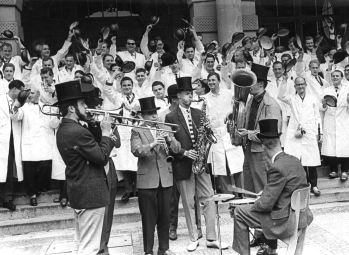Im Juli 1960 feierten die ersten Absolventen der Staatlichen Ingenieurschule für Maschinenwesen ihren Abschluss auf der Rathaustreppe in Bielefeld.Im Juli 1960 feierten die ersten Absolventen der Staatlichen Ingenieurschule für Maschinenwesen ihren Abschl