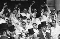 Der erste Jahrgang feiert im Juli 1960 seinen Abschluss auf der Treppe des Bielefelder Rathauses.