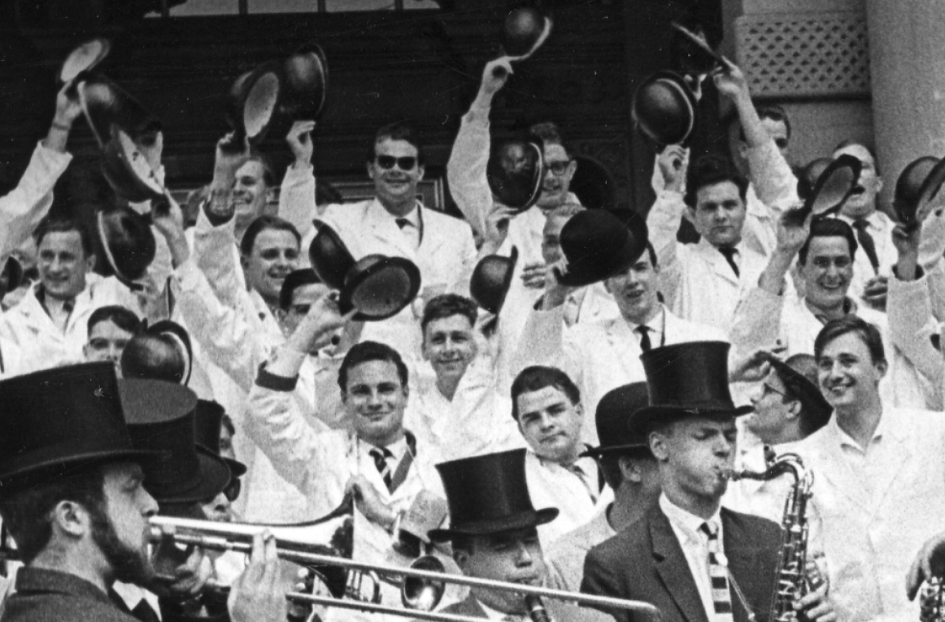Der erste Jahrgang feiert im Juli 1960 seinen Abschluss auf der Treppe des Bielefelder Rathauses.