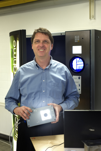Christian Gieselmann, Absolvent der Fachhochschule Bielefeld und erfolgreicher Geschäftsführer der Insensiv GmbH vor seinem Spezialgebiet: dem Pfandflaschenautomat.