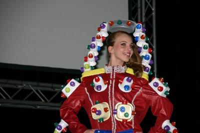 Models mit lustigen Kreationen wurden von Studierenden des Fachbereichs Gestaltung auf den Laufsteg geschickt.