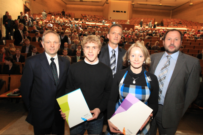 v.l.n.r.: Karl Menzel, Tobias Wölk, Frank Kuckelsberg (Vorsitzender GFFE), Stephanie Lücking und Prof. Dr. Lothar Budde (Dekan des Fachbereichs Ingenieurwissenschaften und Mathematik)
