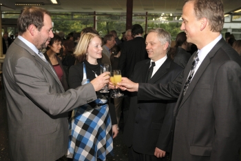 v. l. n. r.: Professor Dr. Lothar Budde (Dekan des Fachbereichs Ingenieurwissenschaften und Mathematik), Stephanie Lücking (Gewinnerin des MENZEL-Preises in der Kategorie \