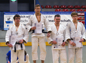 Vier Judoka auf dem Siegertreppchen