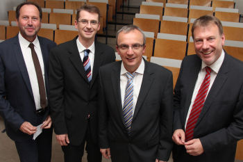 Dekan Prof. Dr.-Ing. Lothar Budde (von links) mit den neuen Professoren Dr. Klaus Rüdiger, Dr.-Ing. Herbert Funke und Dr.-Ing. Michael Fahrig.