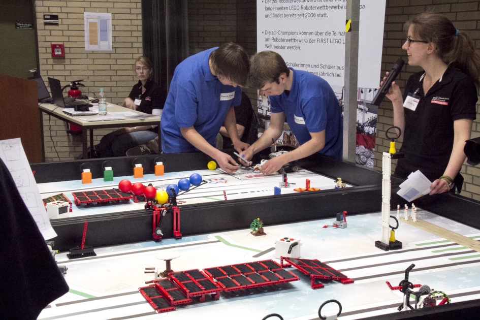 Erster Durchgang beim zdi-Roboterwettbewerb