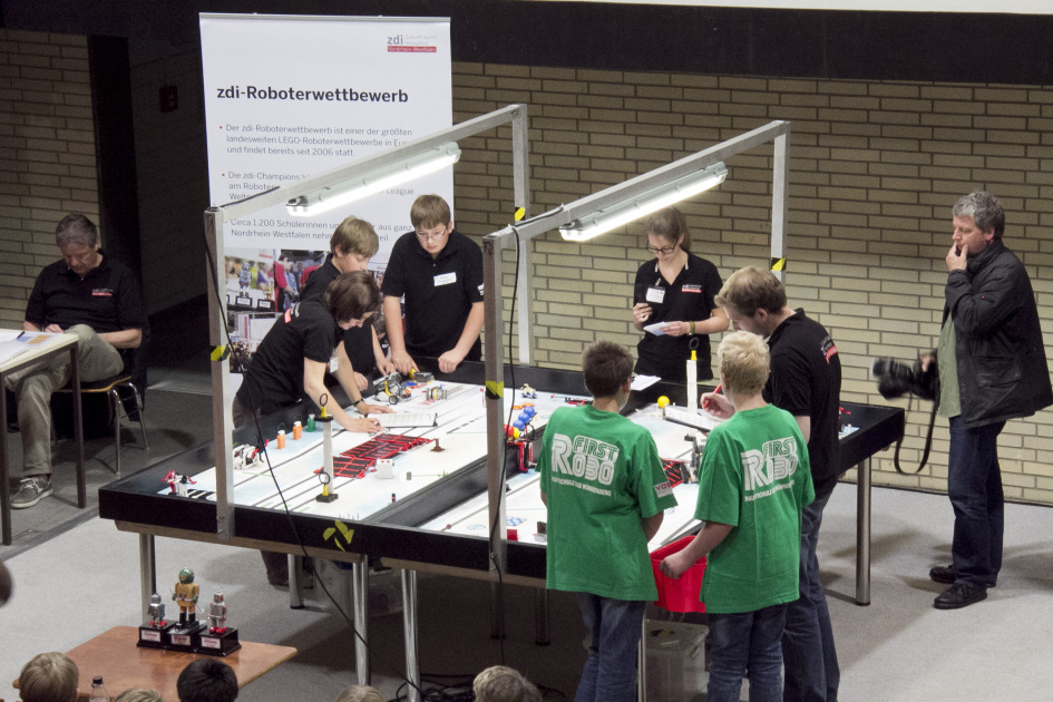Spannende Duelle beim zdi-Roboterwettbewerb
