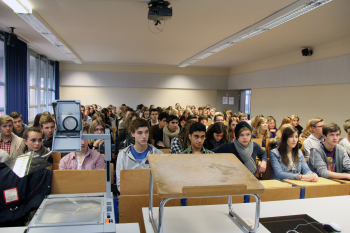 Über einhundert Schüler im Hörsaal