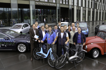 Gruppenaufnahme vor dem FH-Hauptgebäude