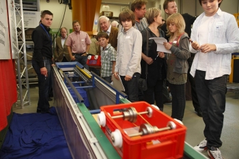Das Kompetenzspiel des Fachgebietes Fördertechnik-Materialfluss-Logistik war wieder Anziehungspunkt für jung und alt.