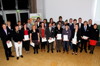 Stipendiaten-Gruppenbild mit FH-Präsidentin