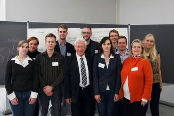 Gruppenaufnahme: Das Kongress-Team mit Franz Alt.