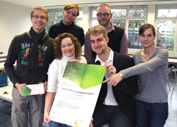 Sechs  Team-MItglieder des 2. Studierendenkongresses präsentieren das Kongress-Plakat