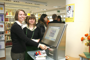 Auf dem neuesten Stand der Technik: Eva Arntz und Dagmar Pawelzik (v.l.) von der Fachbibliothek Sozialwesen demonstrieren den neuen Selbstverbuchungsterminal