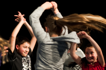 Tanzende Kinder: v.l.n.r.: Sebastian Ibesevic, Hannah Voigtländer, Celina Gräser