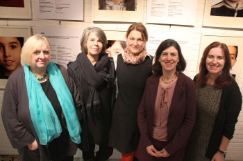 Christiane Bainski,  Martina Henschke, Tatjana Leichsering, Nilgün Isfendiyar, Dr. Yüksel Ekinci-Kocks stehen vor den Bildern und Texten der Ausstellung.