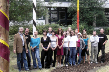 Professor Christoph Rust und Tischlermeister Stefan Kollertz (v.l.) mit Studierenden des Fachbereichs Sozialwesen, die mit dem Kunstprojekt \