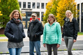 Gruppenfoto von Heike Klösel, Klaus Schöne, Katja Kluge und Klara Lammers vor dem Jobcenter in Bielefeld.