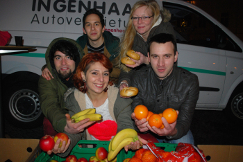 Lebensmittel für Bedürftige am Bielefelder Bahnhof verteilen