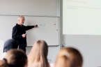 Holger Juul vor einem Whiteboard und zeigt etwas