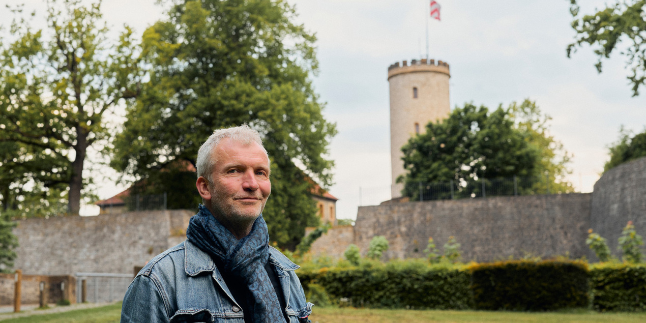 Holger Juul vor der Sparrenburg