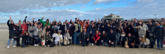 Gruppenfoto von einer Menschengruppe an einem Strand in Belgien