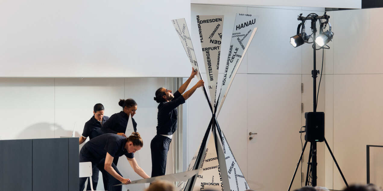 Foto: Vier Schauspieler stellen schilder mit Städtenamen auf