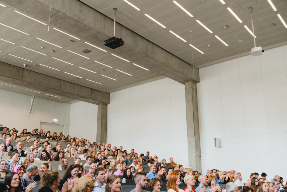 voll besetzter Hörsaal