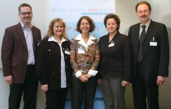 Foto v.l.n.r.: Das PHGEN-Team Ass. Jur. Tobias Schulte in den Bäumen (wissenschaftl. Mitarbeiter), Christine Baumann (technische Assistenz), Professorin Dr. Angela Brand (Direktion DZPHG), Dipl.-Gesundheitsw. Nicole Rosenkötter (wissenschaftl. Mitarbeiter