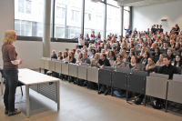 Prodekanin steht vor den Studierenden im Hörsaal